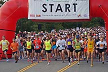 Marathoners at the Big Sur start line by photographer Alheli Curry