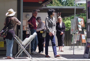 Art customers in the San Mateo Park